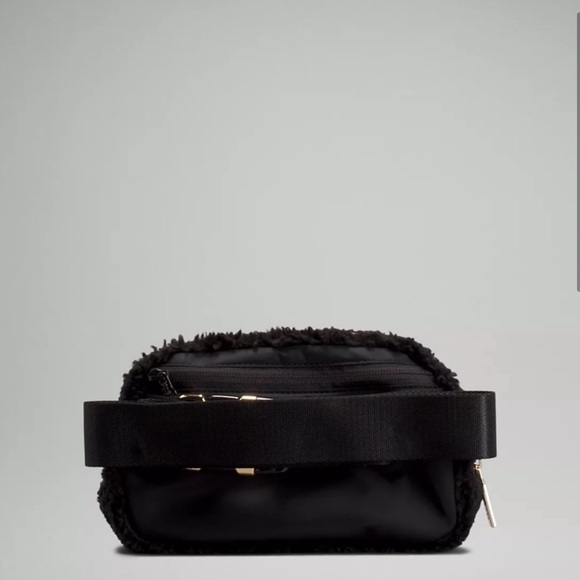 NWT Lululemon Everywhere Fleece Belt Bag in Black - Picture 3 of 8